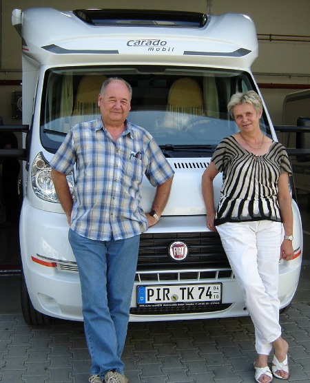 Kerstin & Thomas mit dem auf mey-hus getauften Wohnmobil